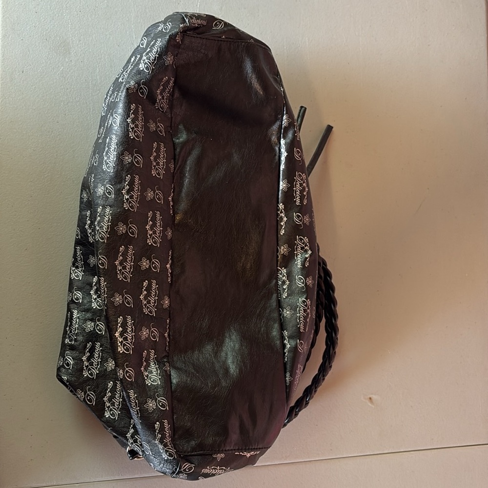 Delicious Y2K Vintage Black and Silver Shoulder Bag with Braided Handles - Picture 15 of 16